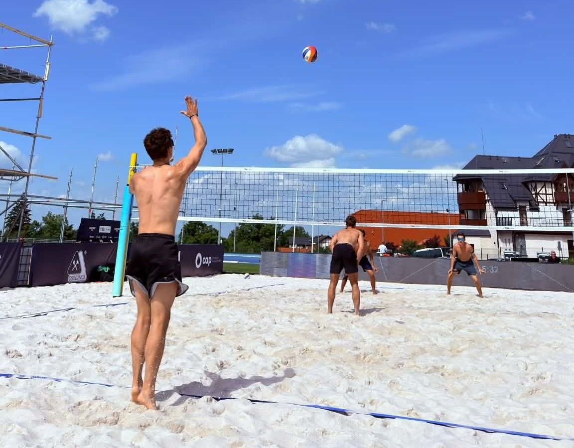 Karkonosze, stadion lekkoatletyczny i światowa siatkówka plażowa na start!