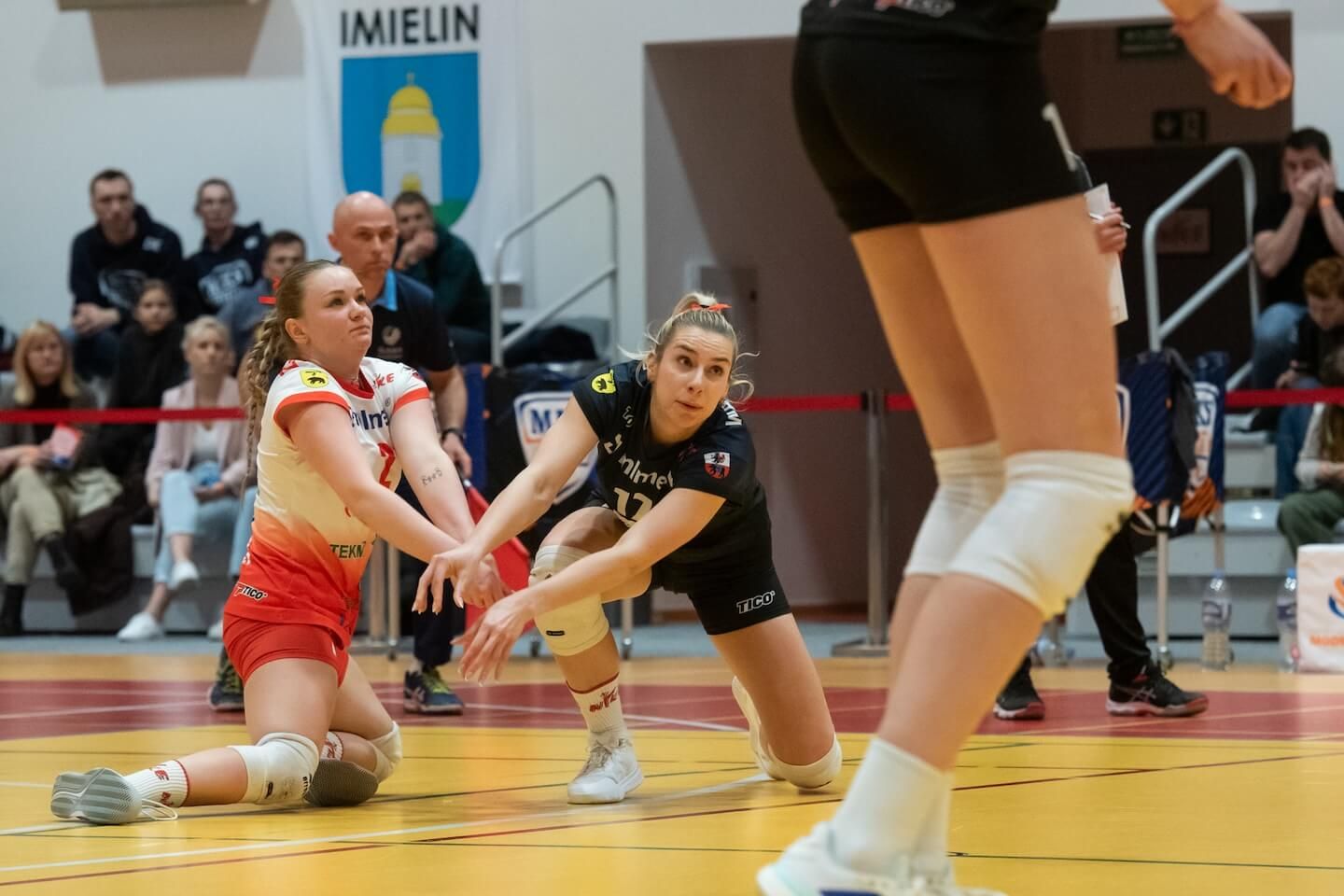 Zawodniczki MKS Copco Imielin pokonały u siebie Nike Węgrów 3:1 (25:21, 12:25, 25:18, 25:22) w trzecim meczu rywalizacji ćwierćfinałowej 1. Ligi Kobiet 2024/25
