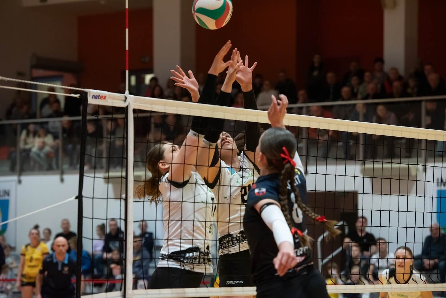 Zawodniczki MKS Copco Imielin pokonały u siebie Nike Węgrów 3:1 (25:21, 12:25, 25:18, 25:22) w trzecim meczu rywalizacji ćwierćfinałowej 1. Ligi Kobiet 2024/25