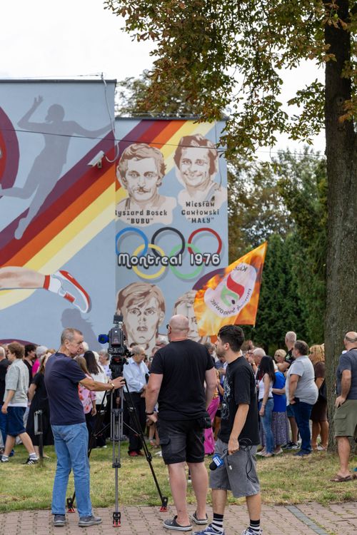 Odsłonięto mural ze złotymi gwiazdami olimpijskimi Płomienia Milowice