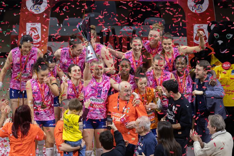 Drużyna Joanny Wołosz z Pucharem Włoch