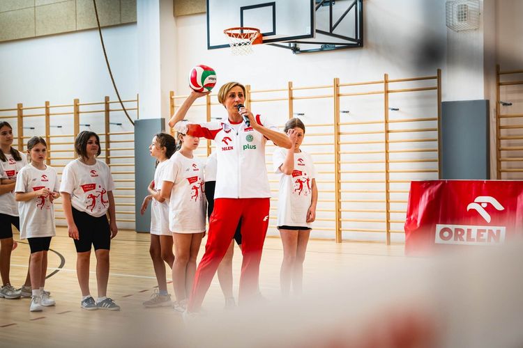 „Lekcja WF z Mistrzem” – sportowa podróż po polskich szkołach